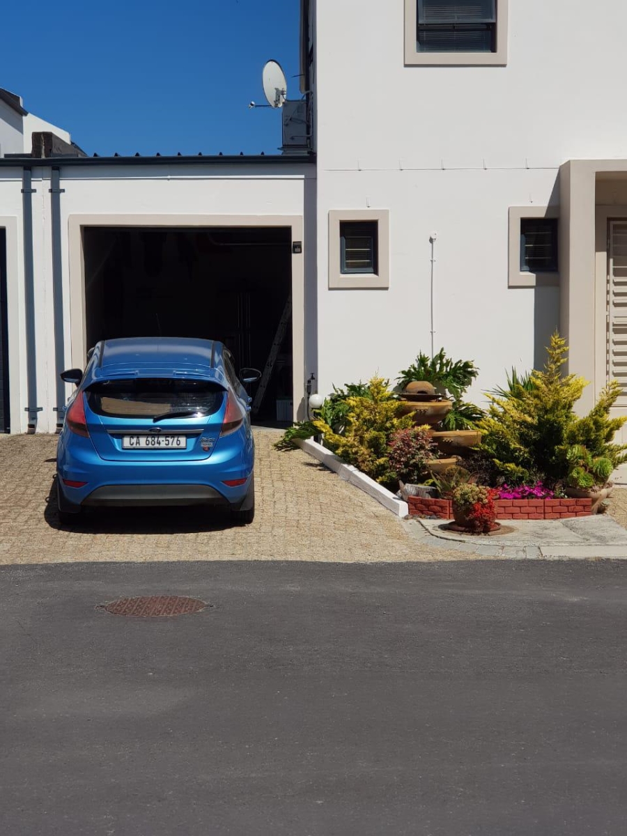 To Let 2 Bedroom Property for Rent in Burgundy Estate Western Cape